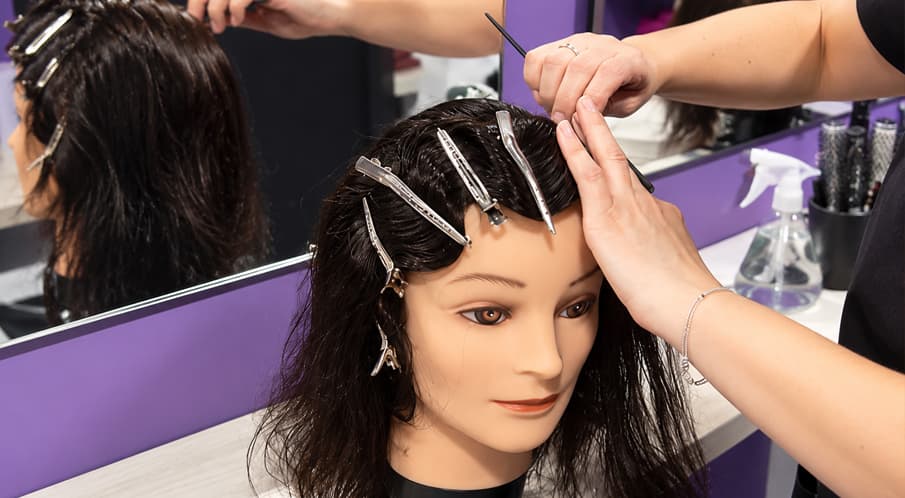 Información sobre matrícula en cursos de peluquería VCH Ferrol