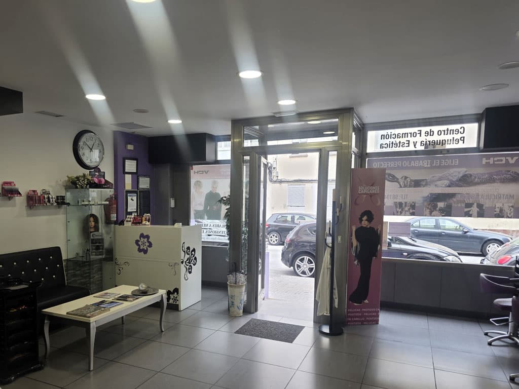 Interior del salón de peluquería VCH en Ferrol